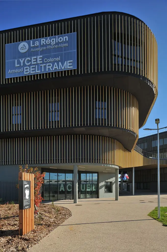 Le nouveau Lycée Colonel Arnaud Beltrame à Meyzieu est un chef-d'œuvre architectural