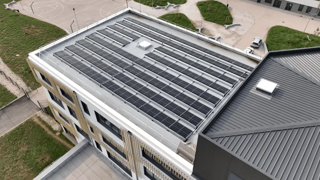 panneaux solaires sur la toiture du lycée